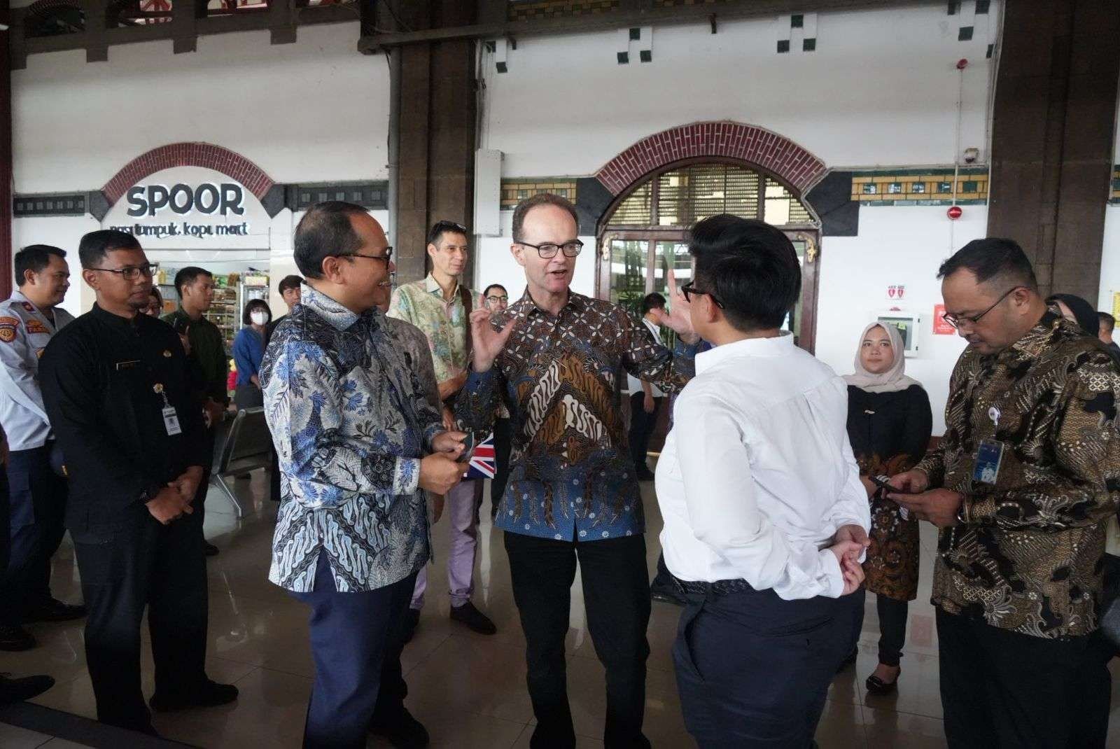 Dubes Inggris Singgah ke Stasiun Tawang, Bahas Transportasi Hijau