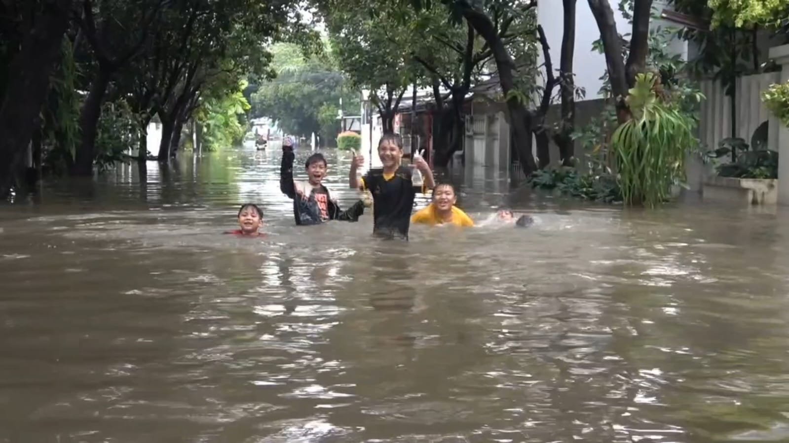 Perumahan Duta Indah Bekasi Terendam Banjir 1,5 Meter