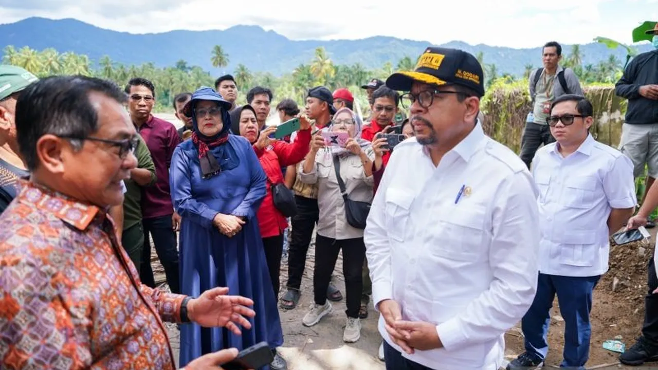 Staf Kepresidenan Tinjau Kerusakan Infrastruktur di Padang Pariaman Usai Banjir Besar