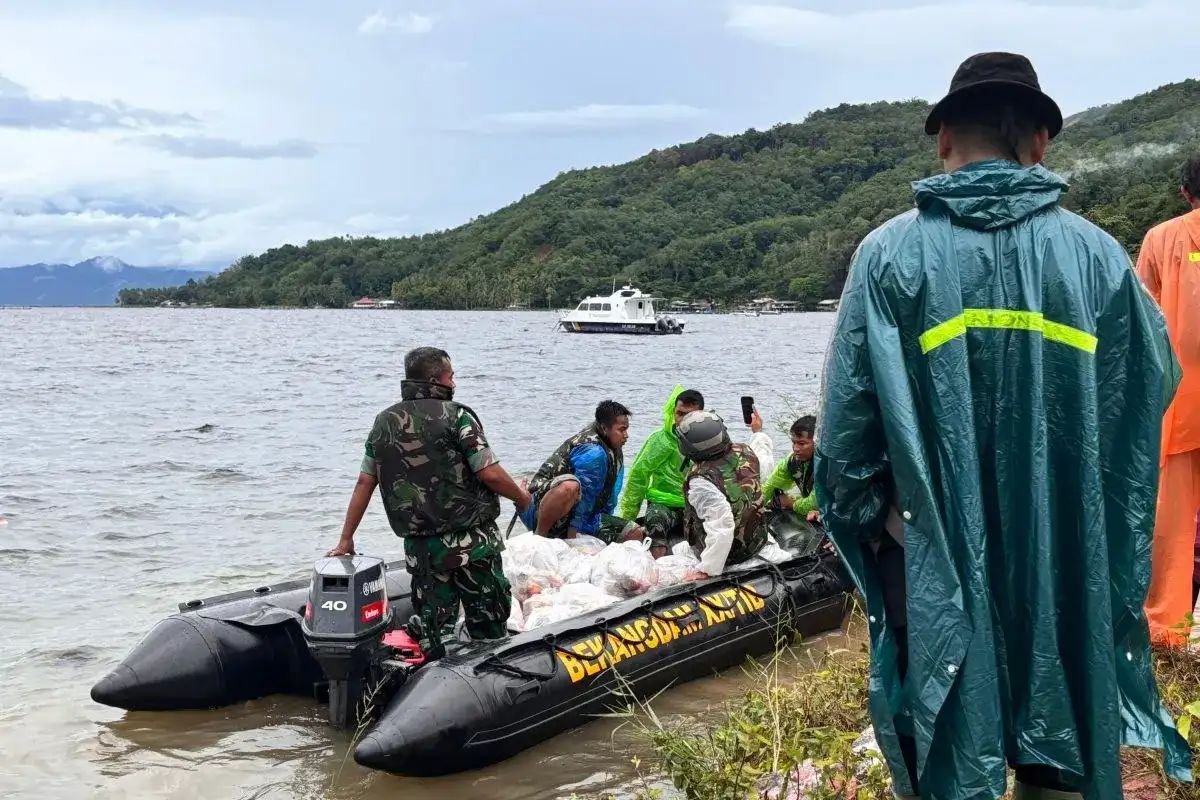 Pemkab Solok Salurkan Bantuan Korban Banjr dengan Perahu
