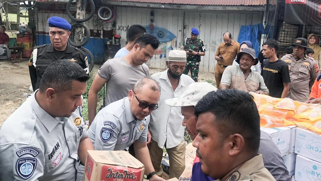 Jasa Raharja Bantu Korban Banjir Pidie Aceh