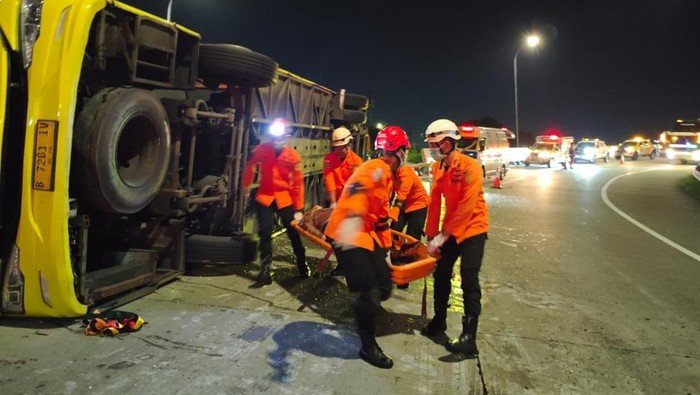 Bus PO Cahaya Trans Terguling di Exit Tol Krapyak Semarang, 15 Penumpang Tewas