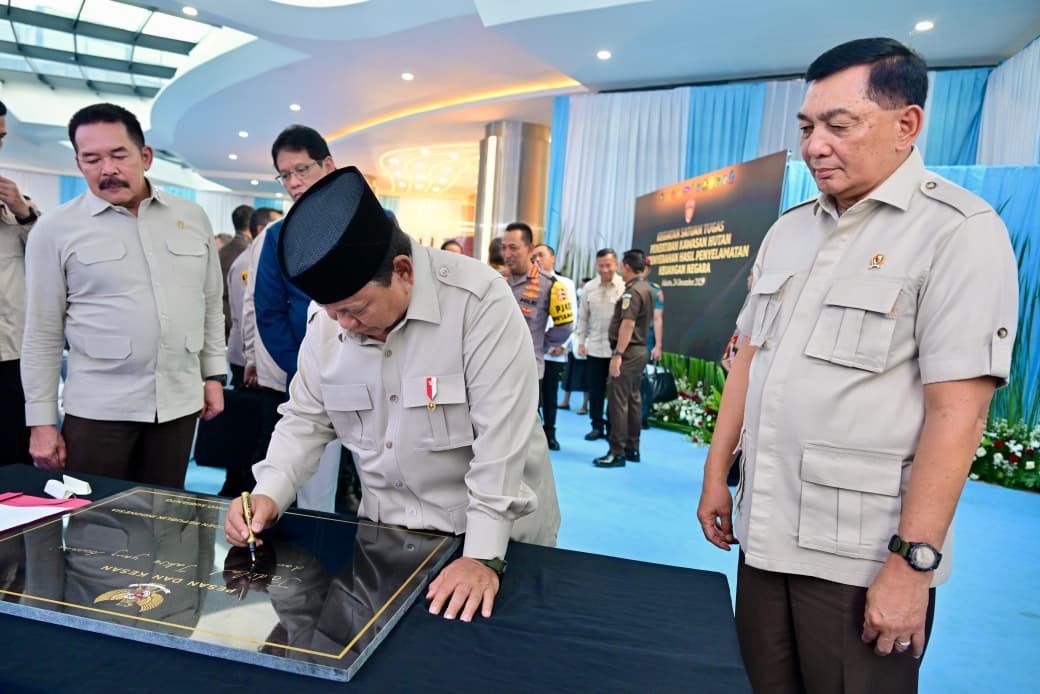 Presiden Prabowo Tulis Pesan Integritas dan Keberanian Penegak Hukum dalam Prasasti