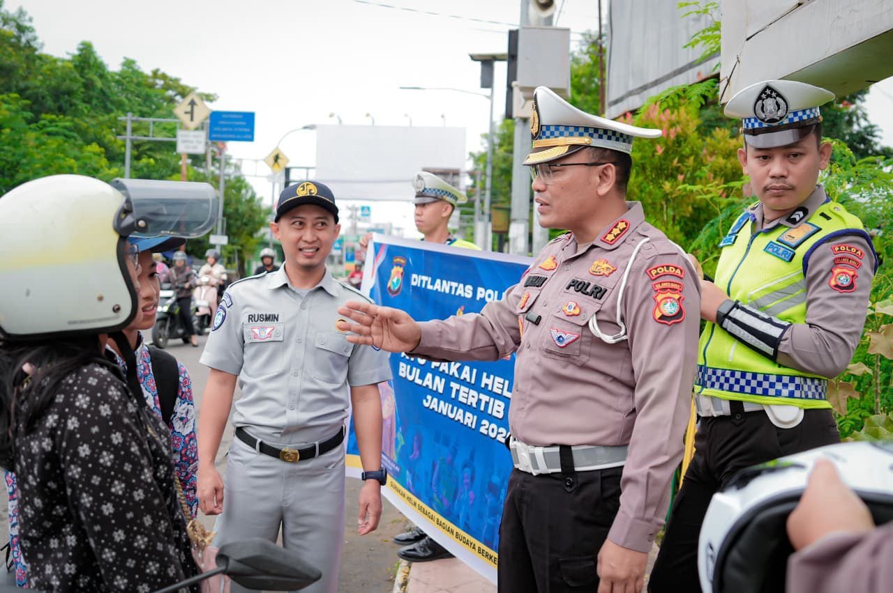 Komitmen Keselamatan Lalu Lintas, Jasa Raharja Cabang Mamuju Bersama Ditlantas Polda Sulbar Bagikan Helm dan Sosialisasikan Keselamatan Berkendara