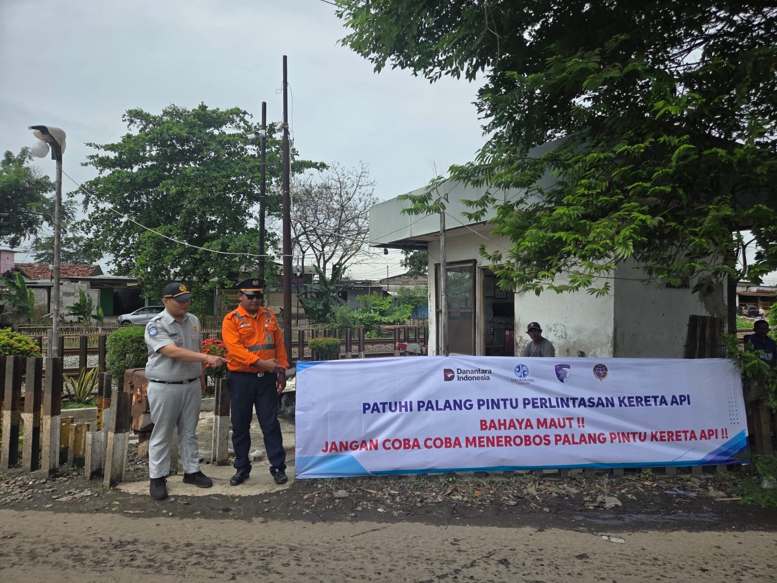 Tingkatkan Kesadaran Berlalu Lintas, Jasa Raharja Karawang Pasang Spanduk Di Klari, Karawang Barat, Dan Cikampek