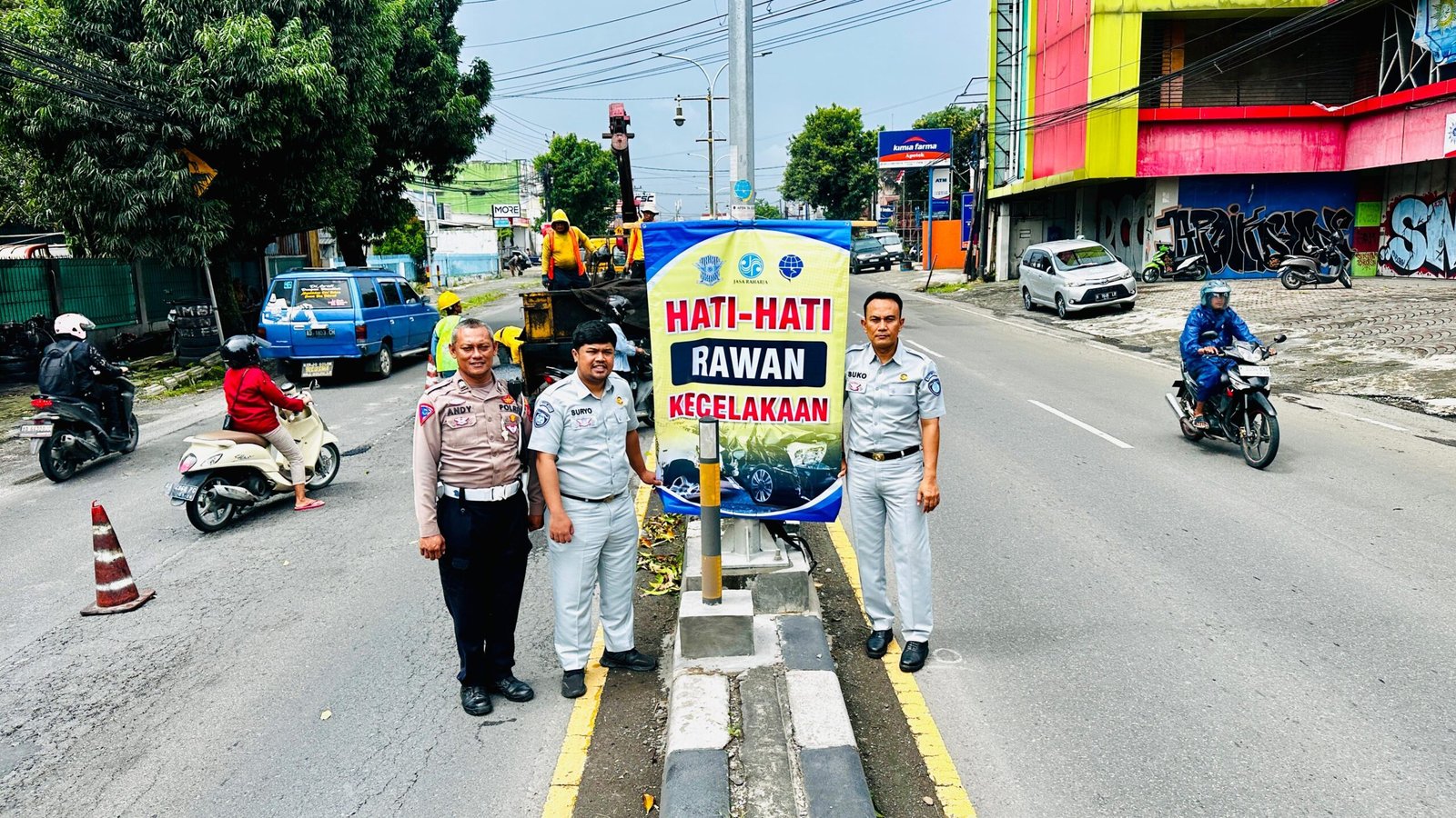 Tingkatkan Keselamatan Jalan, Jasa Raharja dan FKLL Klaten Pasang Rambu Peringatan di Titik Black Spot Delanggu