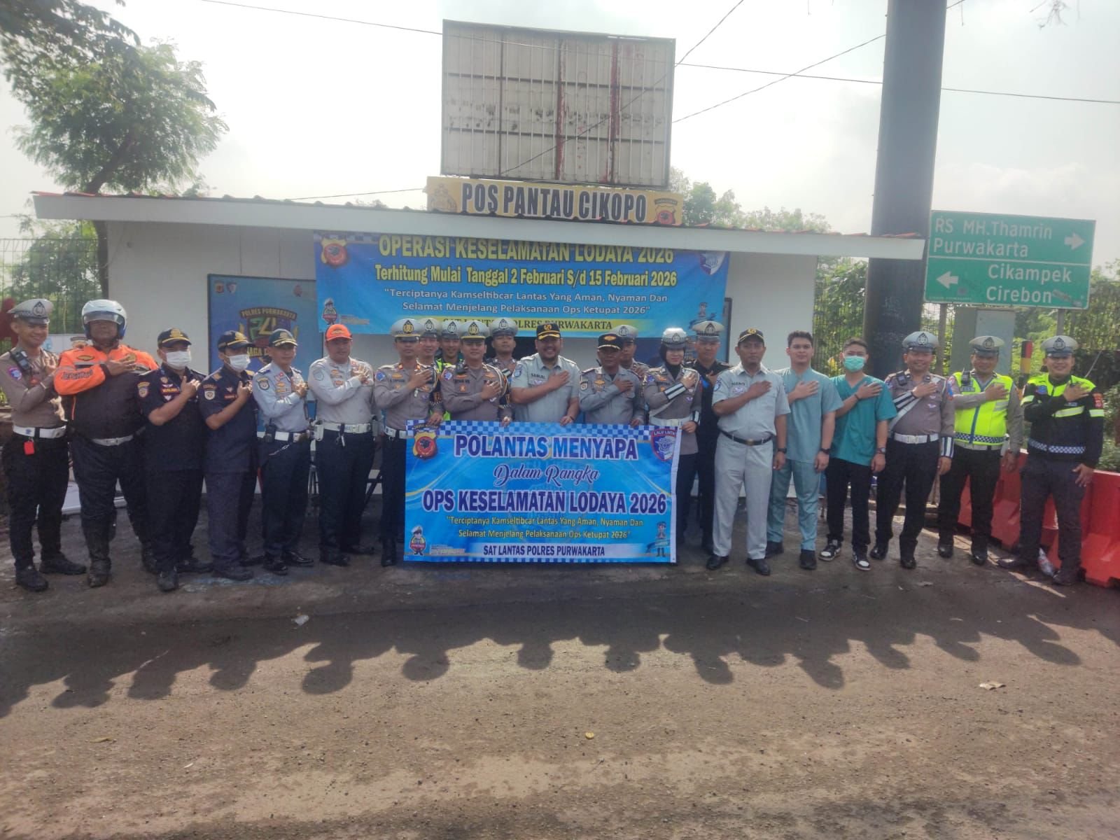 Tingkatkan Keselamatan Jalan, Tim Gabungan Gelar Ramp Check dan Layanan Kesehatan Gratis bagi Pengemudi di Cikopo Purwakarta