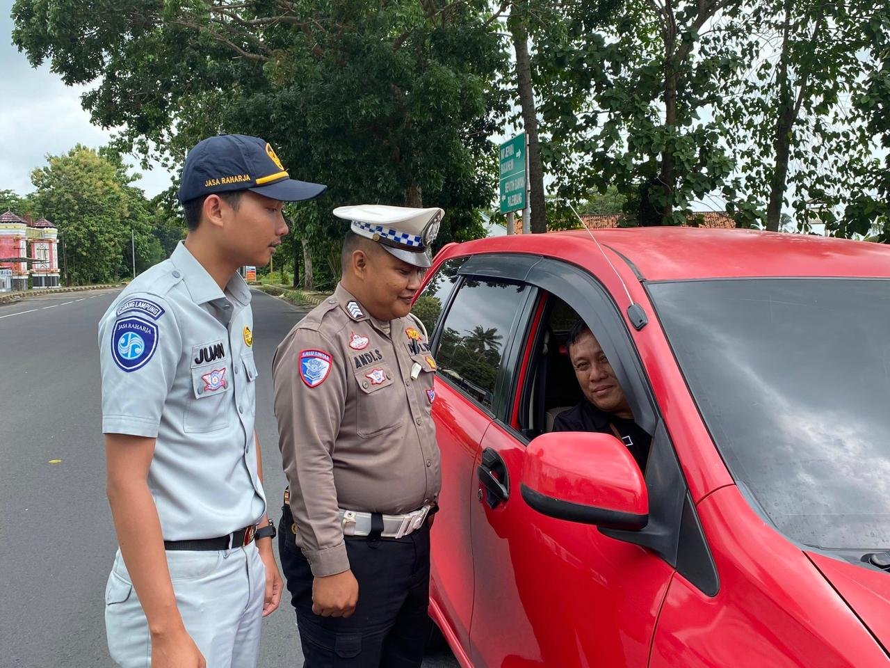 Penanggung Jawab Samsat Sukadana Gelar Operasi Gabungan di Jalur 2 Desa Negara Nabung