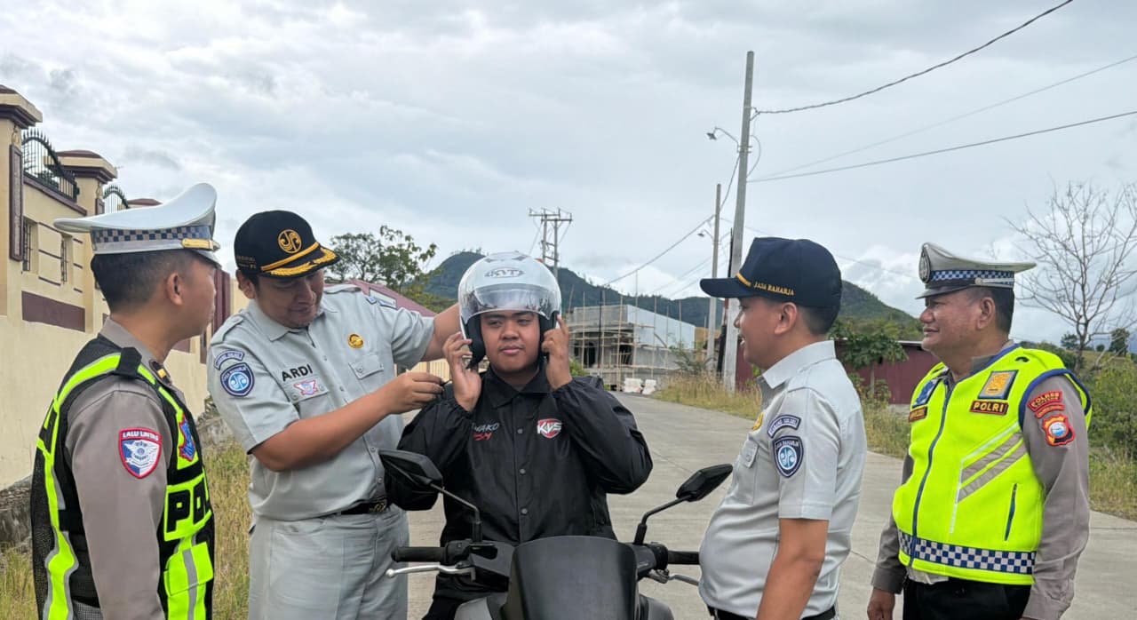 Jasa Raharja Perkuat Budaya Keselamatan melalui Aksi Pembagian Helm di Soppeng