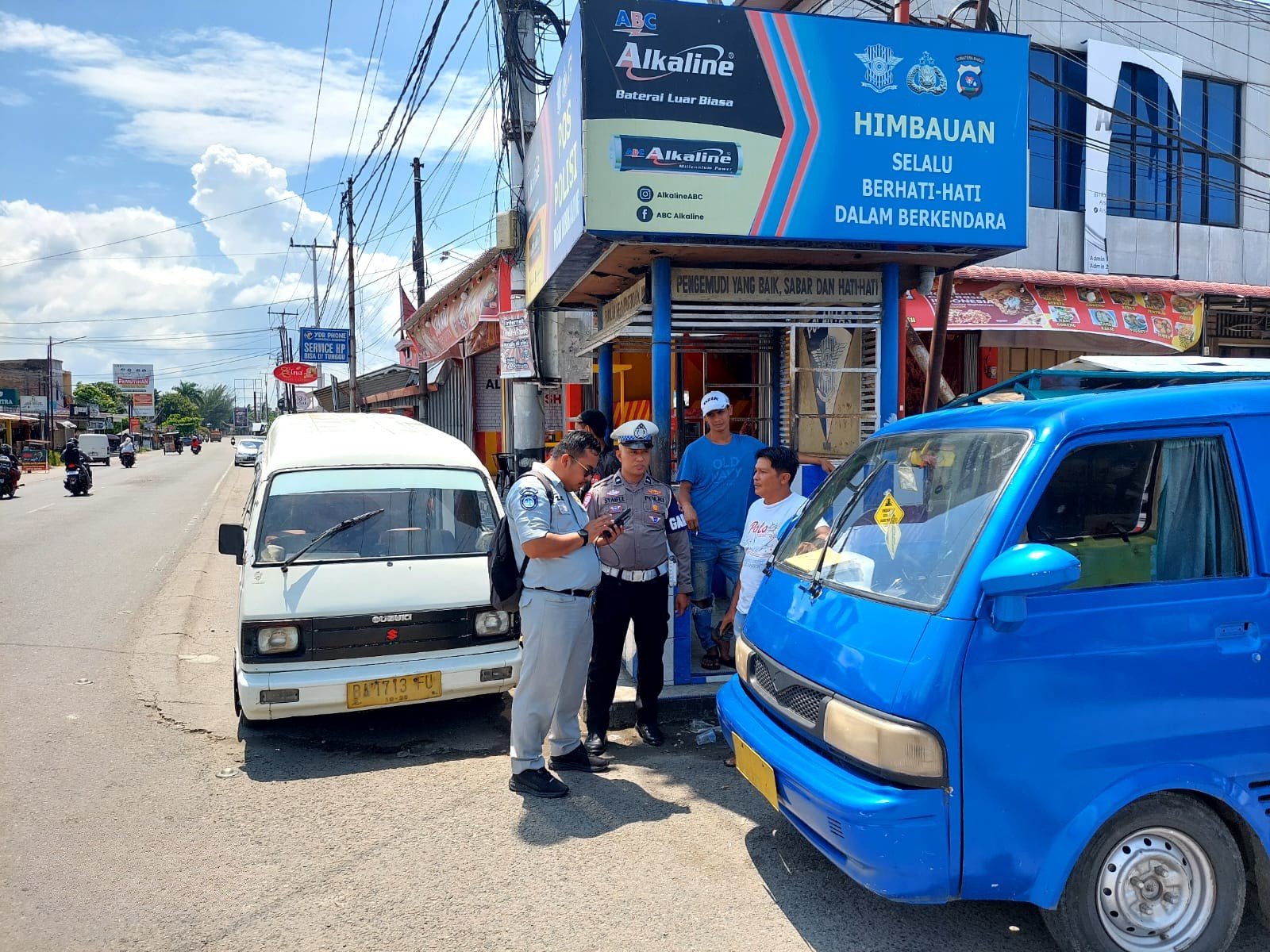 Pasang Spanduk Keselamatan di Sitinjau Lauik, Jasa Raharja Sumbar Perkuat Upaya Pencegahan Kecelakaan di Jalur Rawan