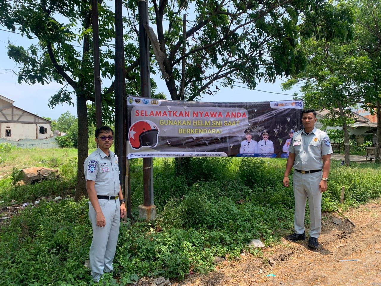 Aksi Nyata Mitigasi Kecelakaan: Dishub Indramayu dan Jasa Raharja Pasang Spanduk Imbauan di Titik Rawan Laka Pantura
