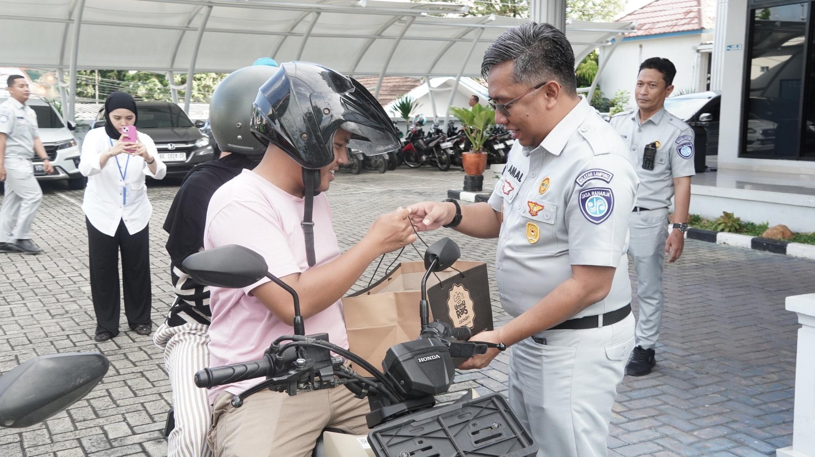 Berbagi Takjil Ramadan, Jasa Raharja Wilayah Lampung Edukasi Keselamatan Berkendara dan Sosialisasi Gebyar Samsat