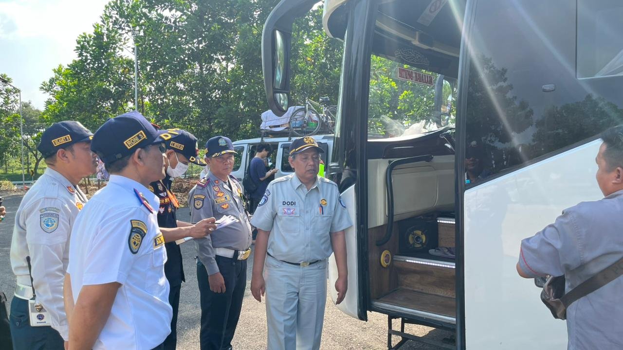 Sinergi Jasa Raharja Purwakarta, Unit Kamsel, dan Dishub Gelar Ramp Check serta Layanan Kesehatan di Tol Cipali KM 81