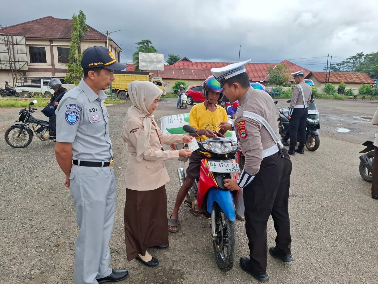 Tim Pembina Samsat Pelaihari Edukasi Kepatuhan Pengendara di Terminal Tanah Habang