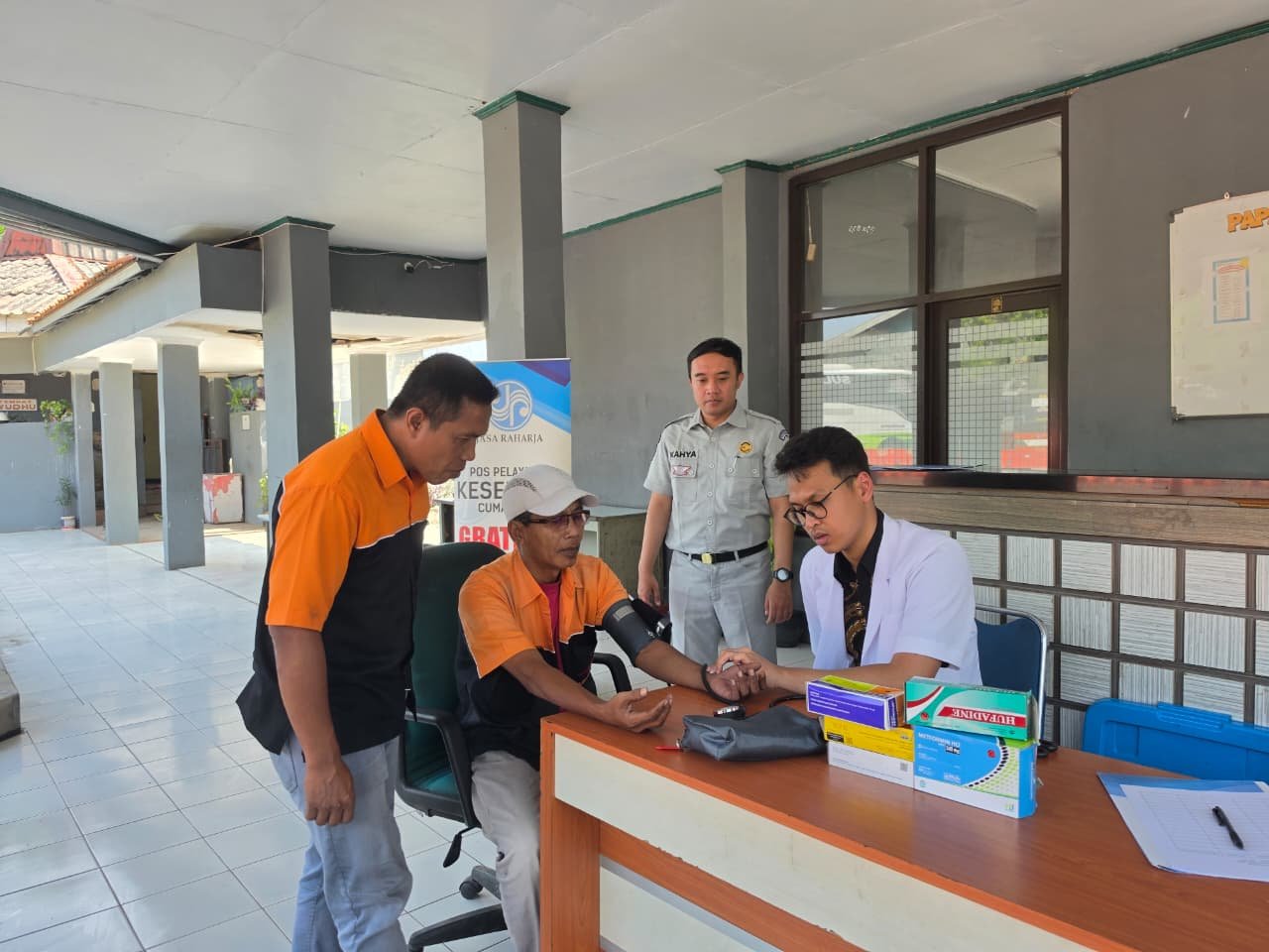Jasa raharja karawang berikan Pelayanan Kesehatan Gratis Kepada Penumpang dan Awak Kendaraan Umum di Terminal Tipe A Klari Kabupaten Karawang