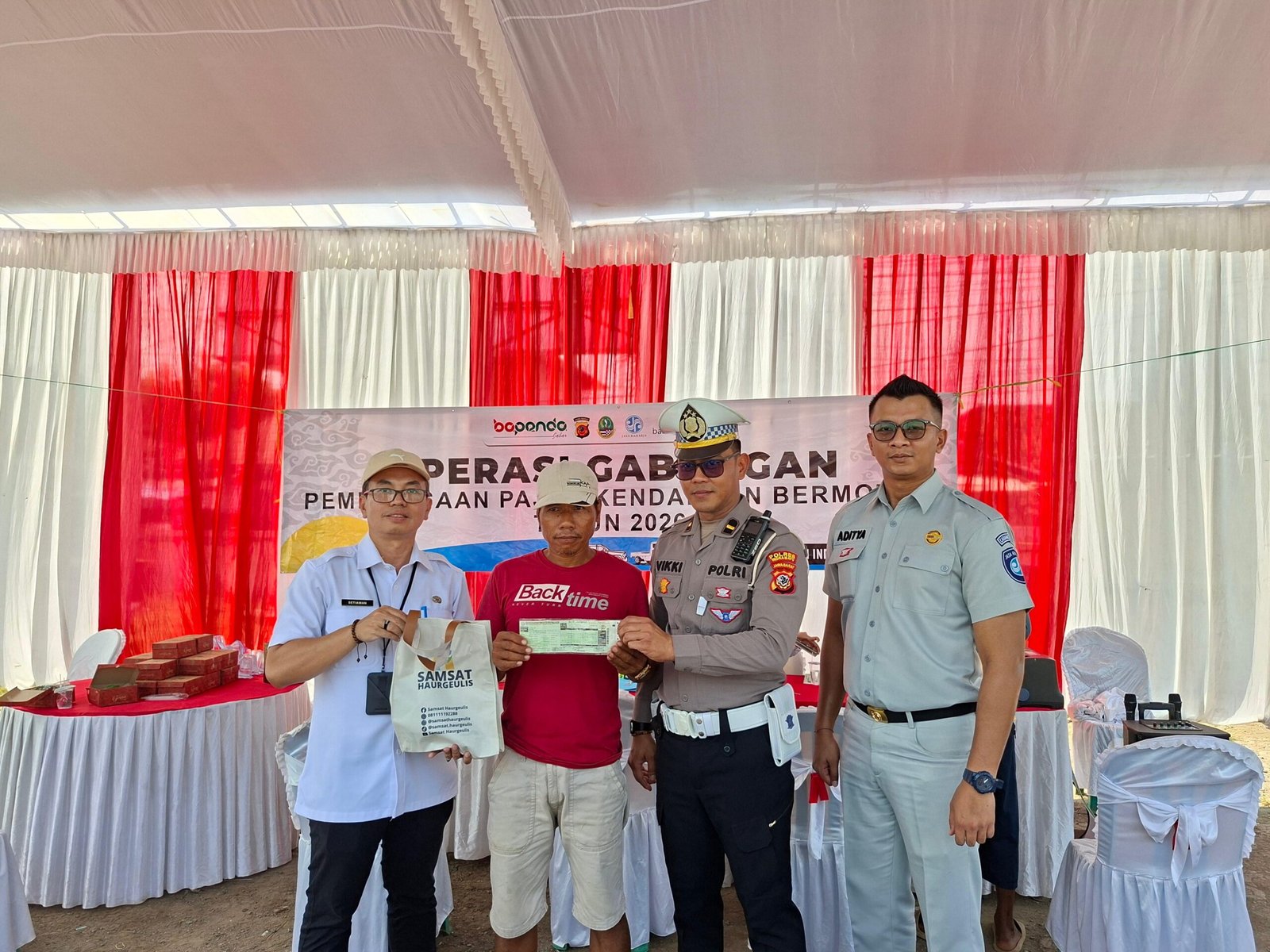 Optimalkan Pendapatan Daerah, Tim Samsat Induk Haurgeulis Gelar Operasi Kepatuhan di Alun-Alun Anjatan