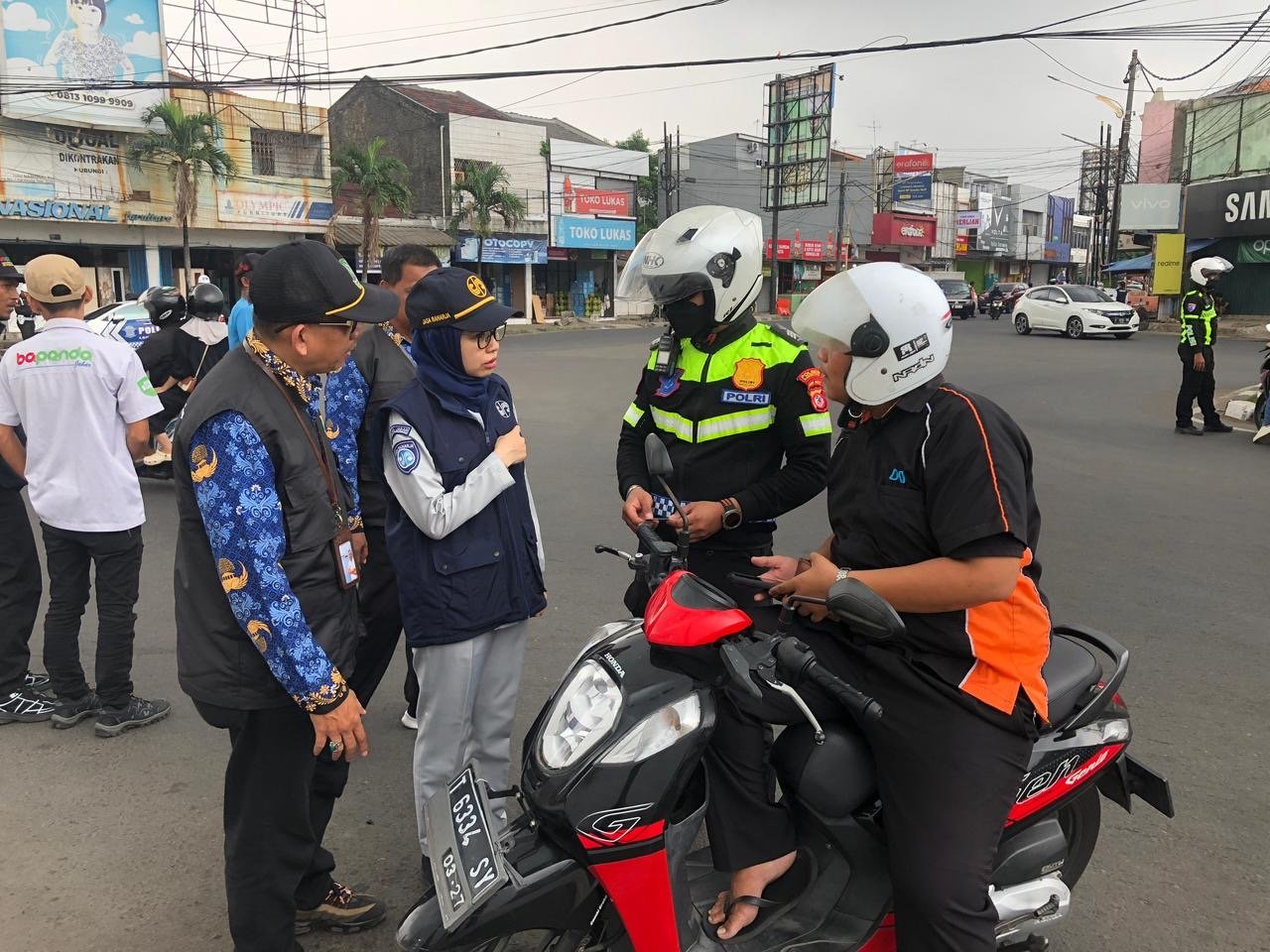 Tim Pembina Samsat Beserta Stakeholder Terkait Melakukan Pengecekan Pajak Kendaraan Bermotor Di Karawang Guna Tingkatkan Kepatuhan