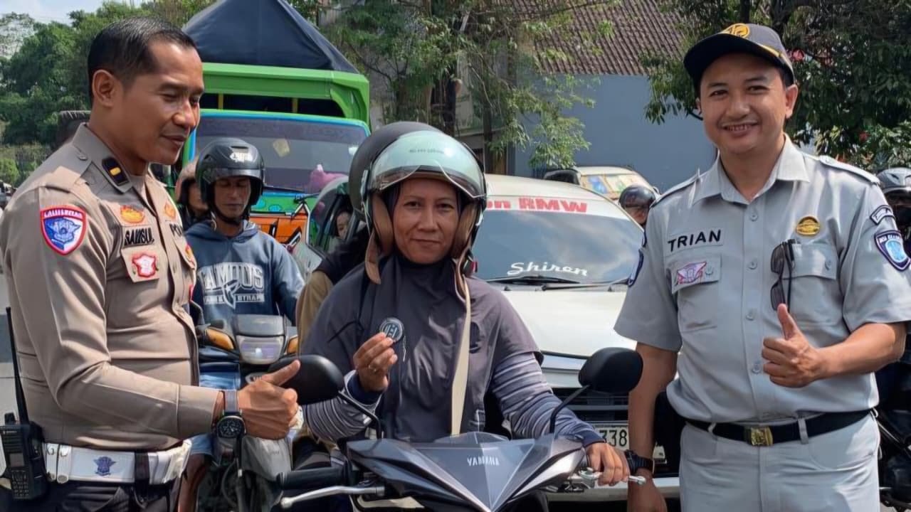 Tingkatkan Kesadaran Berkendara, Jasa Raharja Malang Gelar Aksi Simpatik Bagi Sopeskes (Souvenir Pesan Keselamatan) di Kepanjen