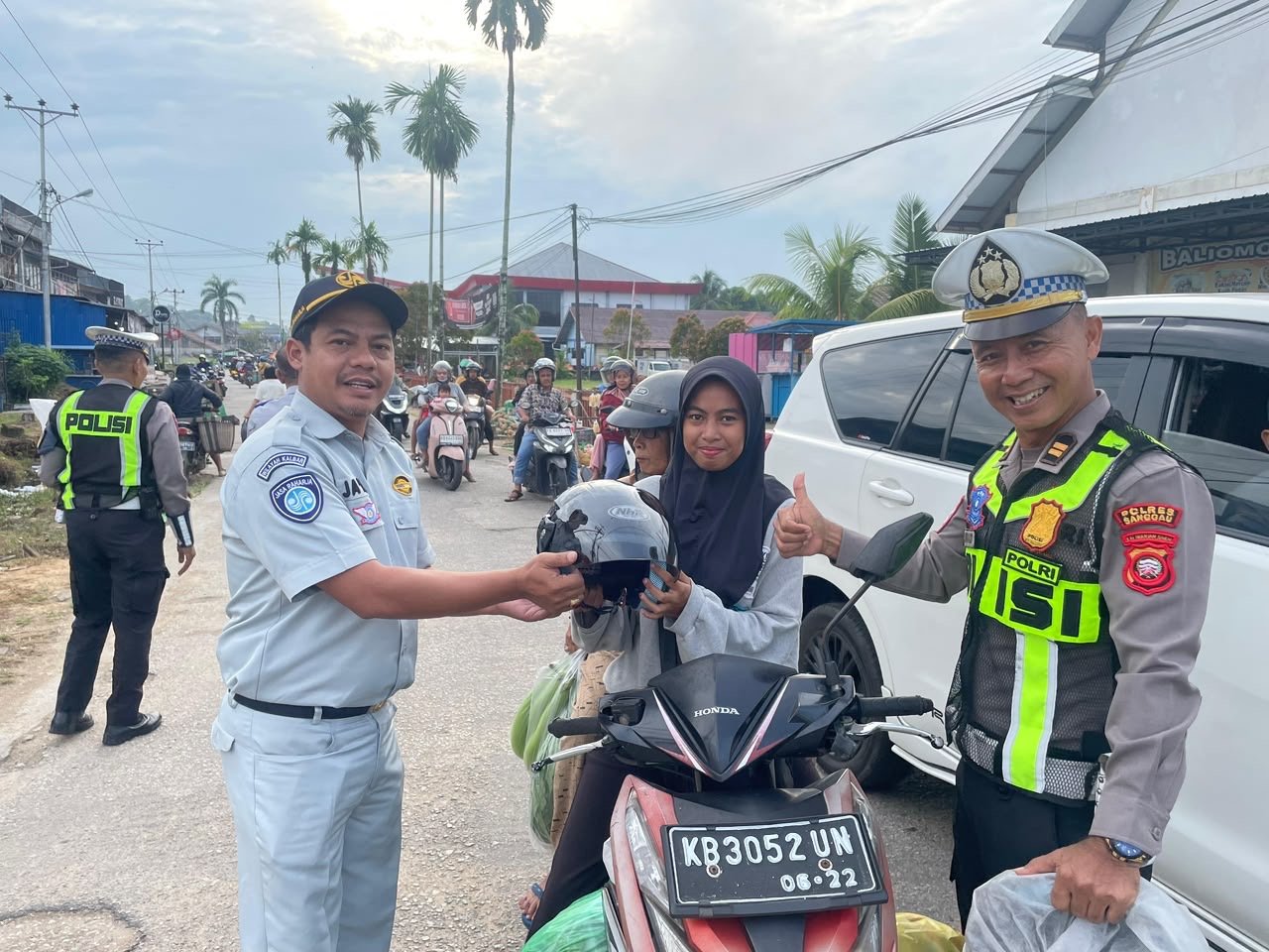 Safety Starts Here : Helm Gratis untuk Warga Kapuas