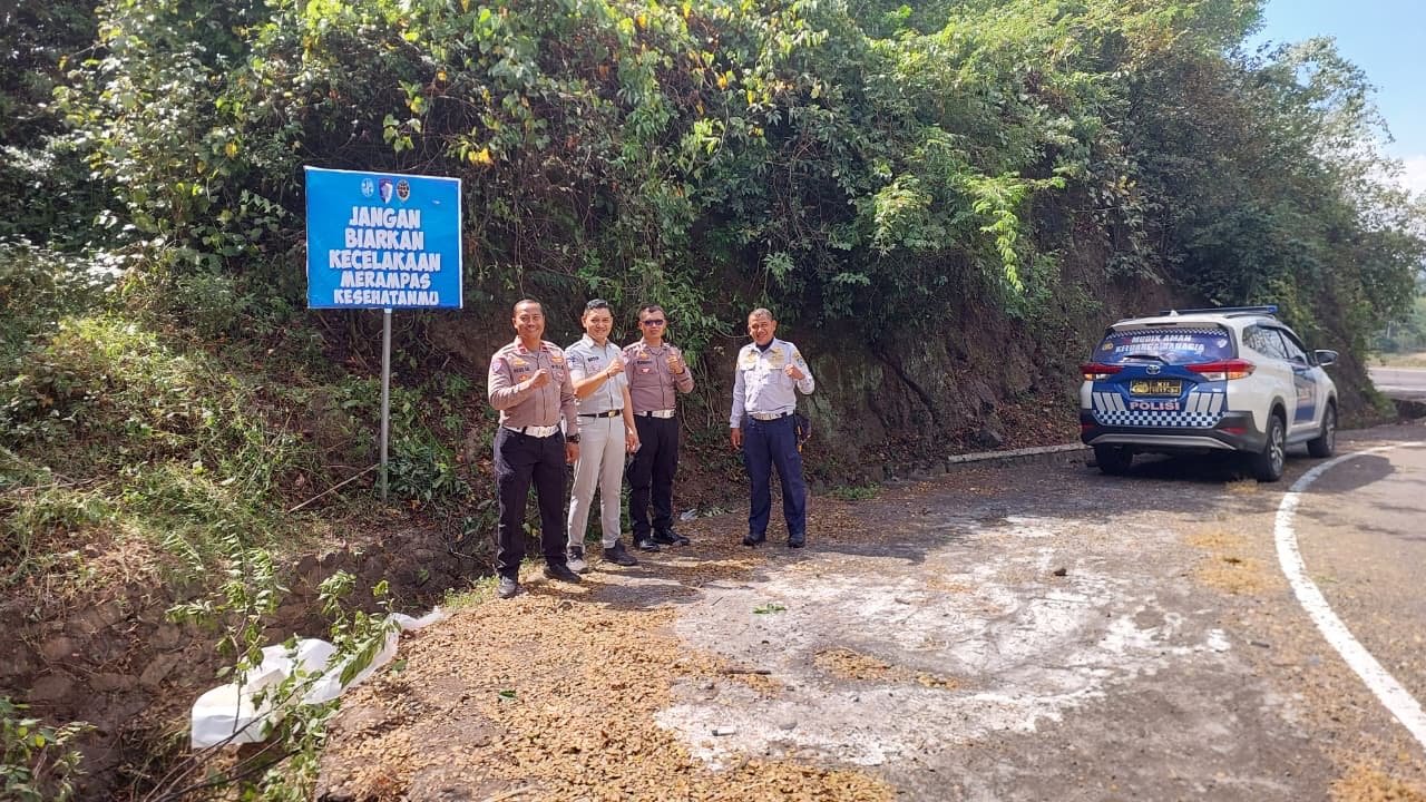 Jasa Raharja Bima dan Mitra Edukasi Pengguna Jalan Melalui Pemasangan Himbauan Keselamatan