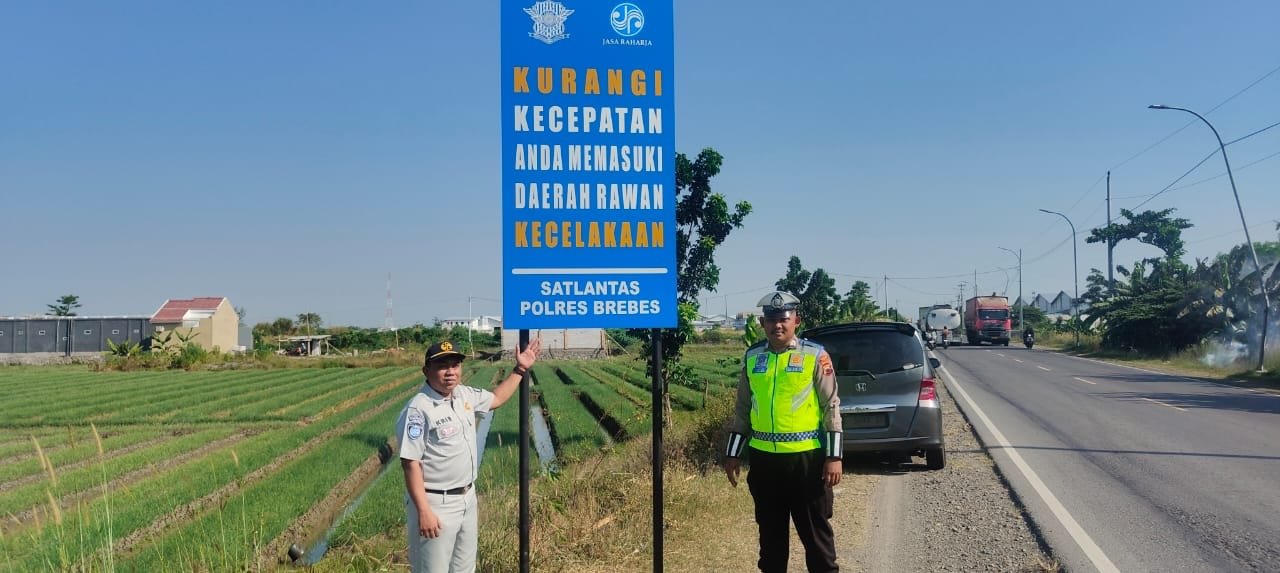 Jasa Raharja Bersama Satlantas Polres Brebes Pasang Rambu Peringatan di Titik – Titik Rawan Kecelakaan sebagai Upaya Menekan Angka Laka Lantas