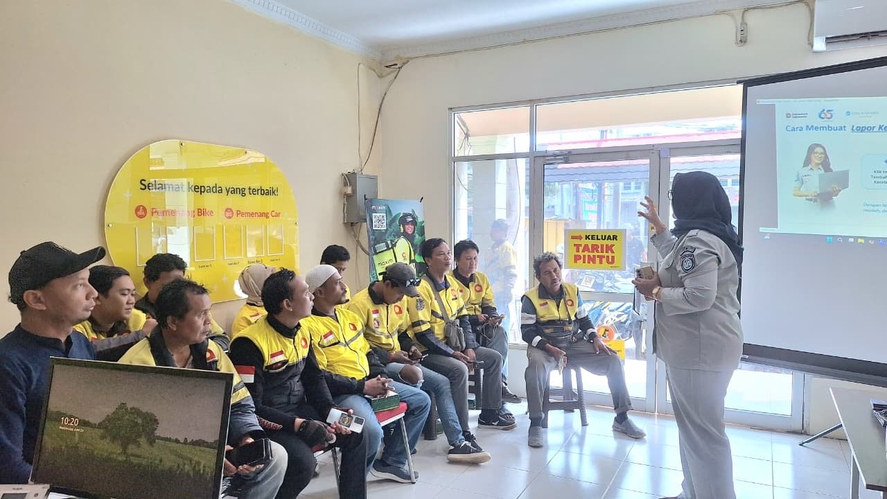 Edukasi Keselamatan Lalu Lintas dan Layanan Digital, Jasa Raharja Cabang Cirebon Glorifikasi Fitur Lapor Laka JRku dan Membagikan Buku Saku Ojol Nusantara di Kantor Maxim Kota Cirebon