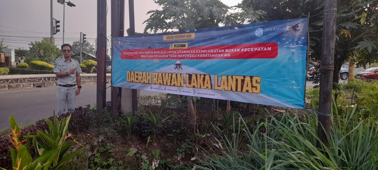 Jasa Raharja Karawang Gelar Pemasangan Spanduk Keselamatan Di Karawang Barat Dan Karawang Timur Untuk Tingkatkan Kesadaran Pengguna Jalan