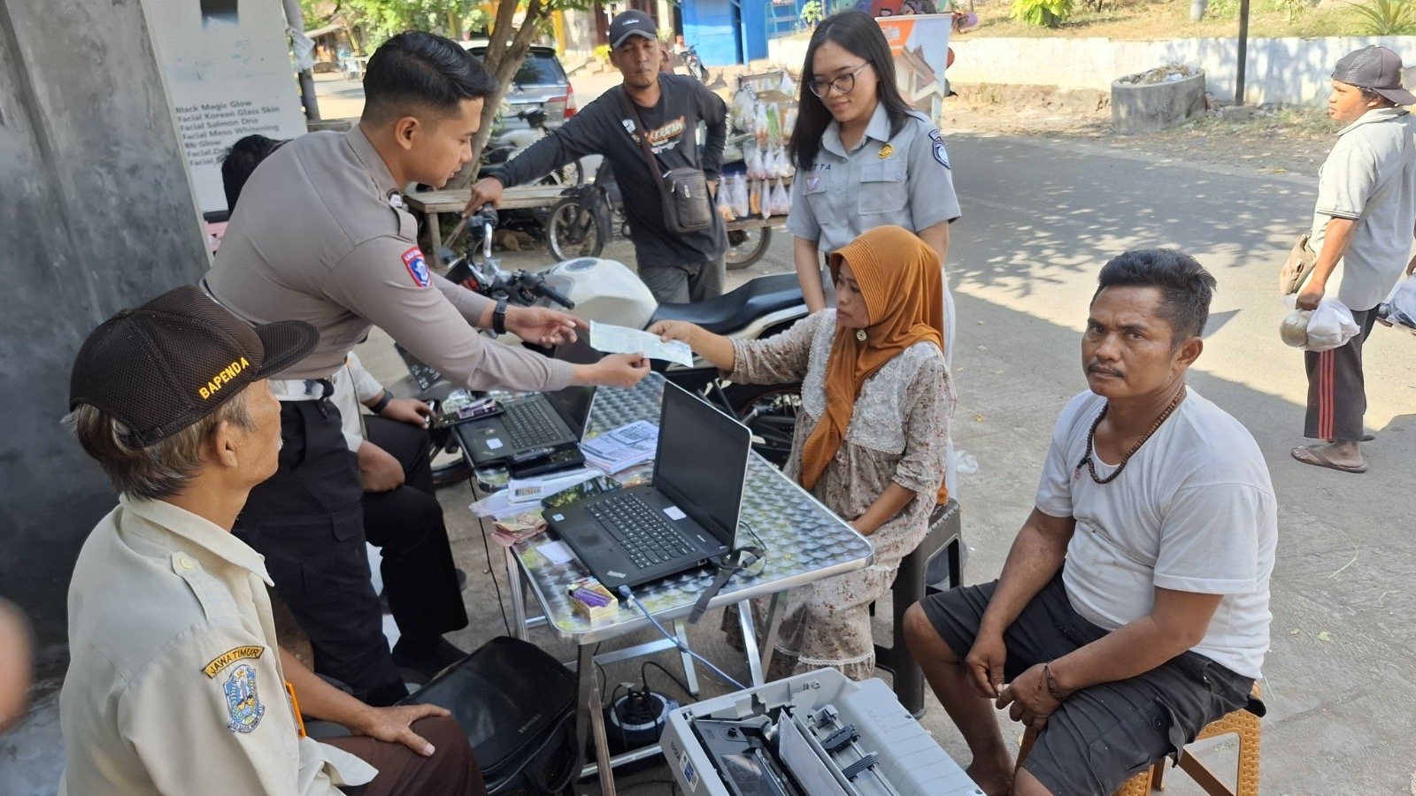 Dekatkan Layanan ke Masyarakat, Samsat Situbondo Gelar Aksi Jemput Bola Lewat Samsat Portal di Desa Widoropayung