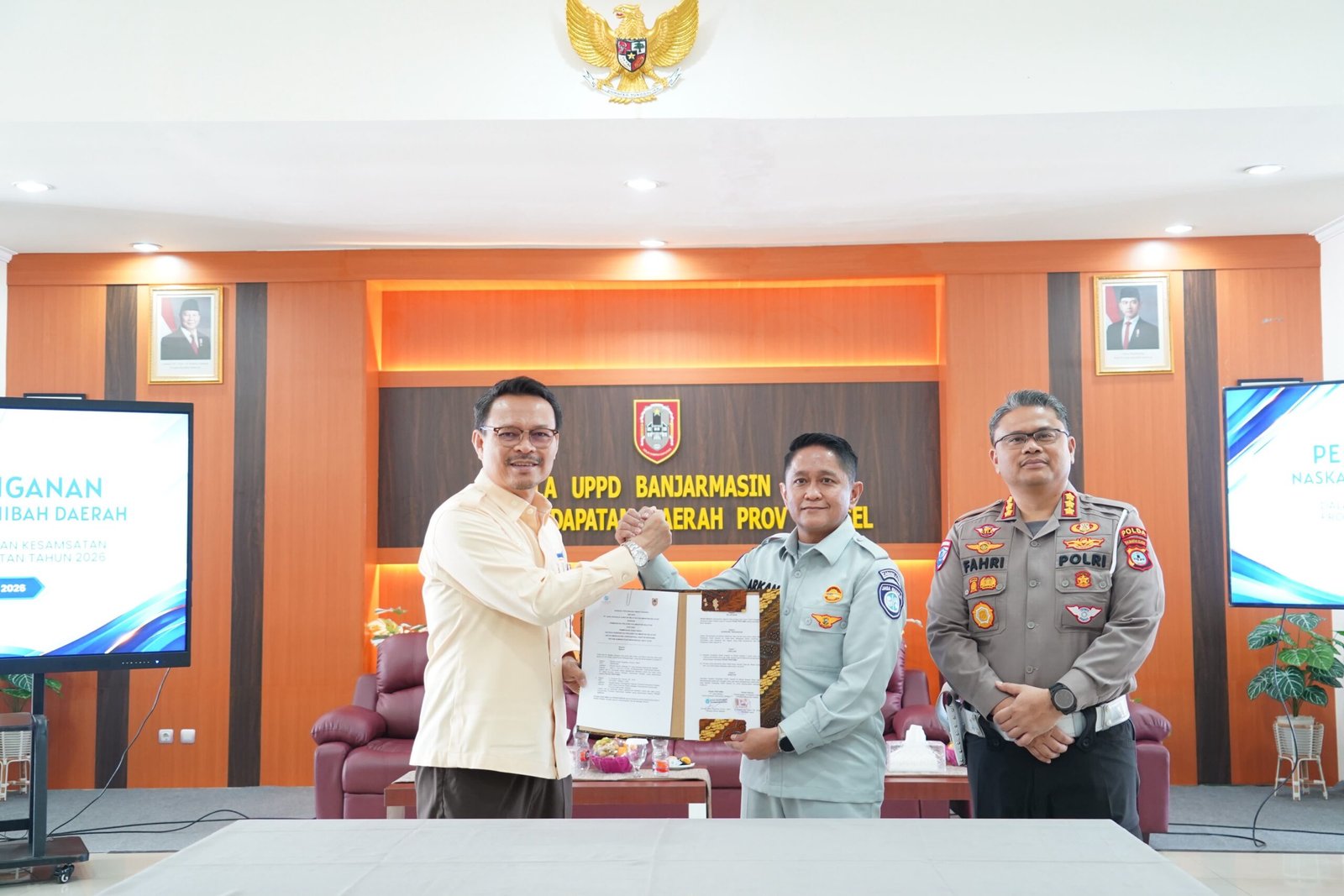 Tim Pembina Samsat Kalsel Perkuat Pelayanan melalui Penandatanganan Hibah Daerah