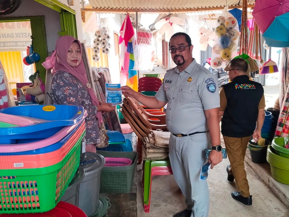 Jasa Raharja dan UPTD Samsat Sukadana Gencarkan Sosialisasi Program Keringanan Pajak di Pasar Labuhan Ratu