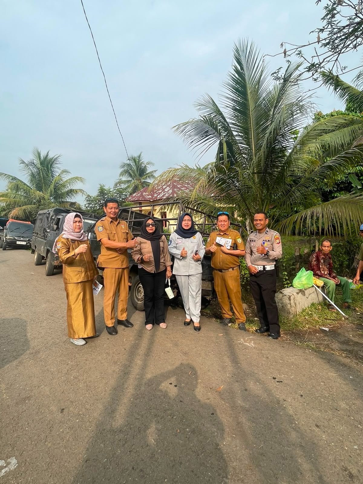 Jasa Raharja Bengkulu Tengah Sosialisasikan Program Pemutihan Pajak Kendaraan Melalui Pembagian Brosur kepada Masyarakat