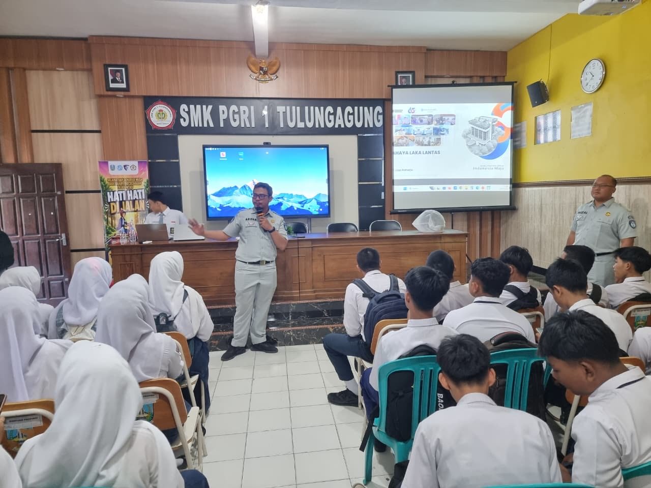 Jasa Raharja dan SMK PGRI 1 Tulungagung Perkuat Budaya Keselamatan Melalui Educare dan PPKL