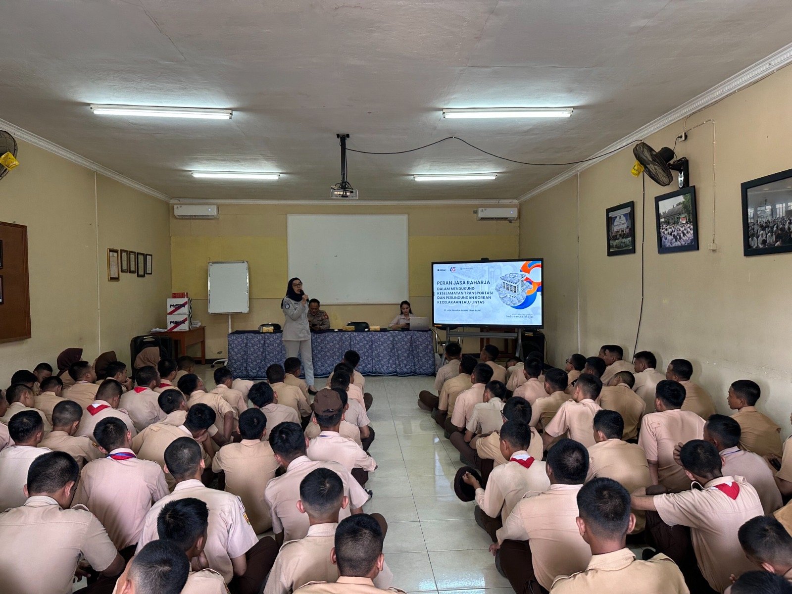 Jasa Raharja Jawa Barat Bersama Satlantas Polres Cimahi Edukasi Pelajar SMK Karya Bhakti Pusdik Pal Cimahi tentang Keselamatan Berlalu Lintas dalam Giat MPLS