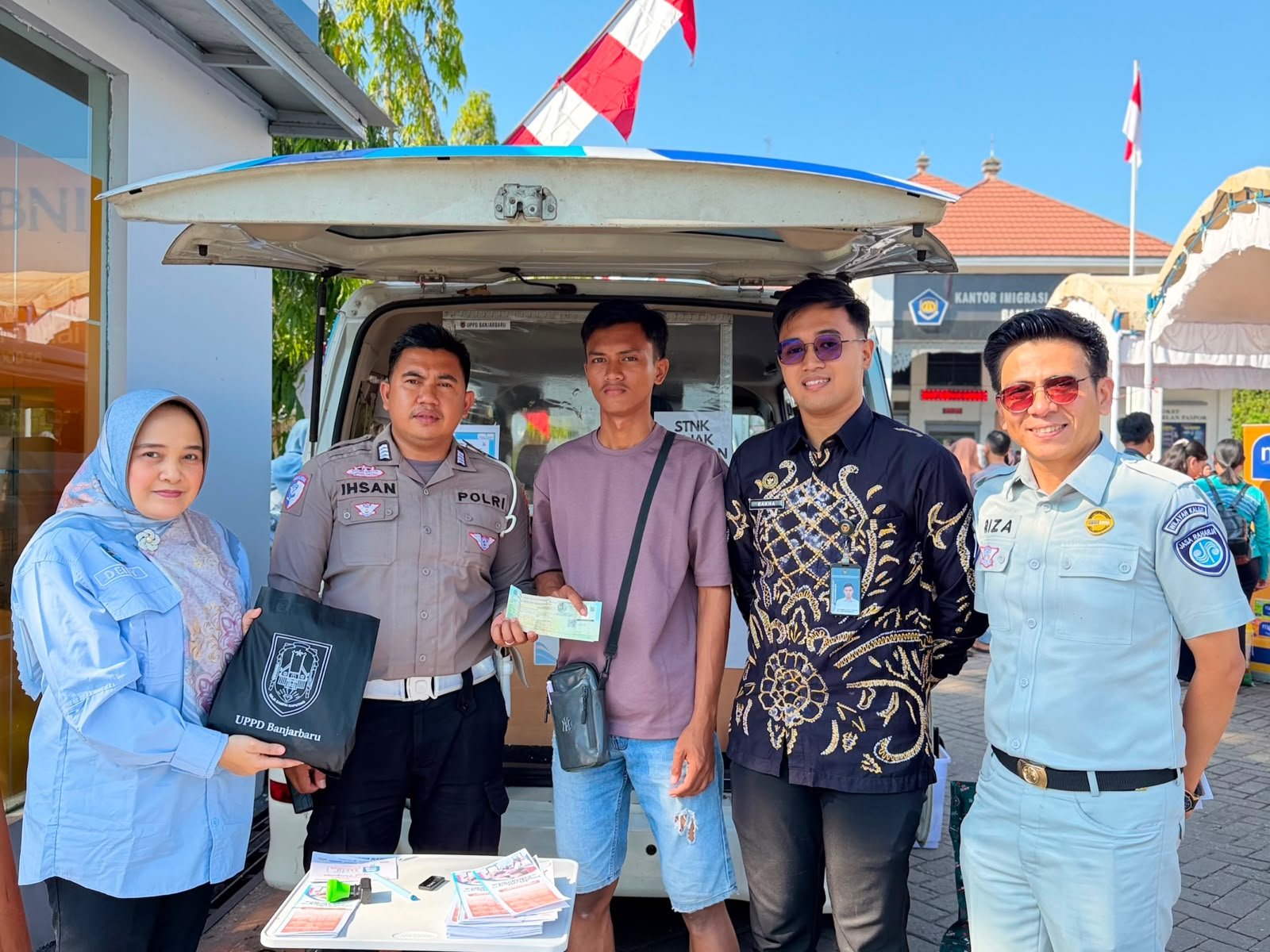 Dekatkan Pelayanan, Tim Pembina Samsat Banjarbaru Hadir di Imigrasi untuk Rakyat
