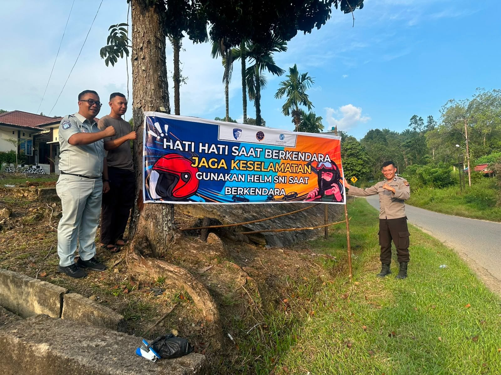 Perkuat Kesadaran Pengendara, Jasa Raharja Singkawang Pasang Spanduk Keselamatan di Sungai Betung