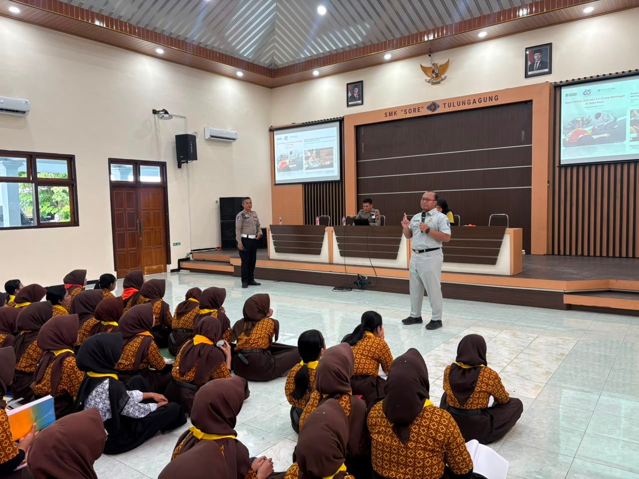 Jasa Raharja Tulungagung dan Satlantas Polres Tulungagung Gelar Sosialisasi Keselamatan Berlalu Lintas bagi Siswa SMK Sore Tulungagung
