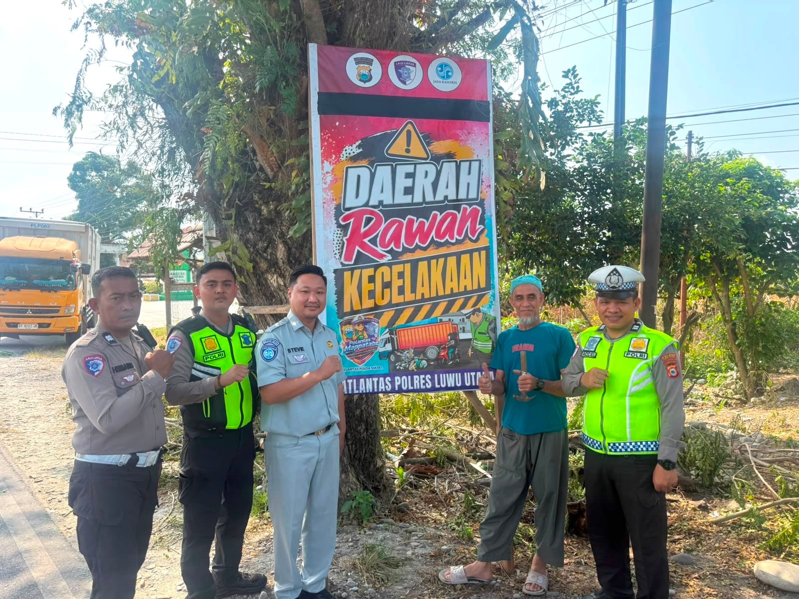 Tekan Risiko Kecelakaan, Jasa Raharja Palopo Bersama Polres Luwu Utara Pasang Himbauan Keselamatan di Kabupaten Luwu Utara