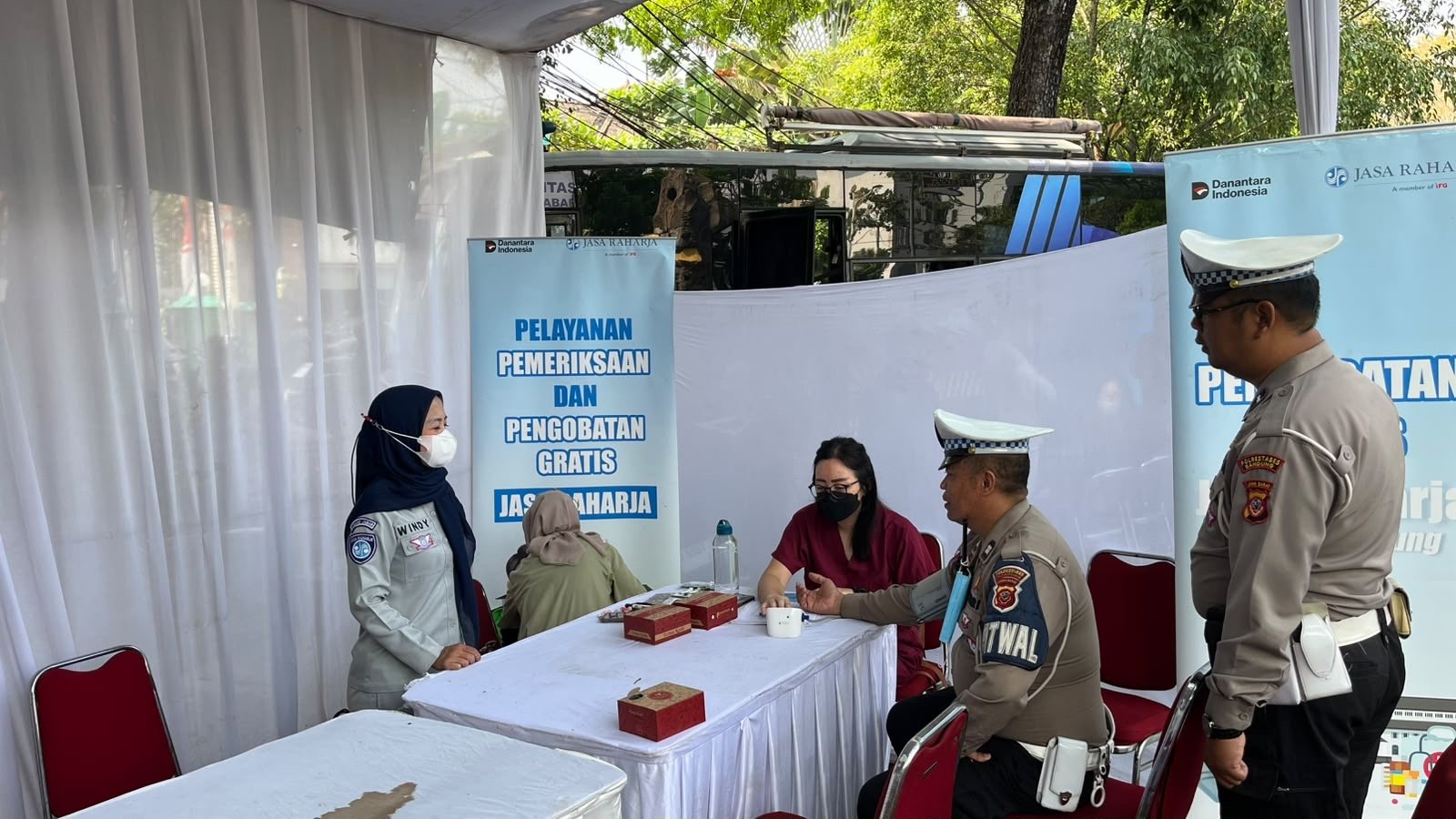 Jasa Raharja Bandung Hadirkan Layanan Kesehatan Gratis dan Kampanye Keselamatan Berlalu Lintas di Operasi Gabungan PKB dan SW Samsat Kawaluyaan