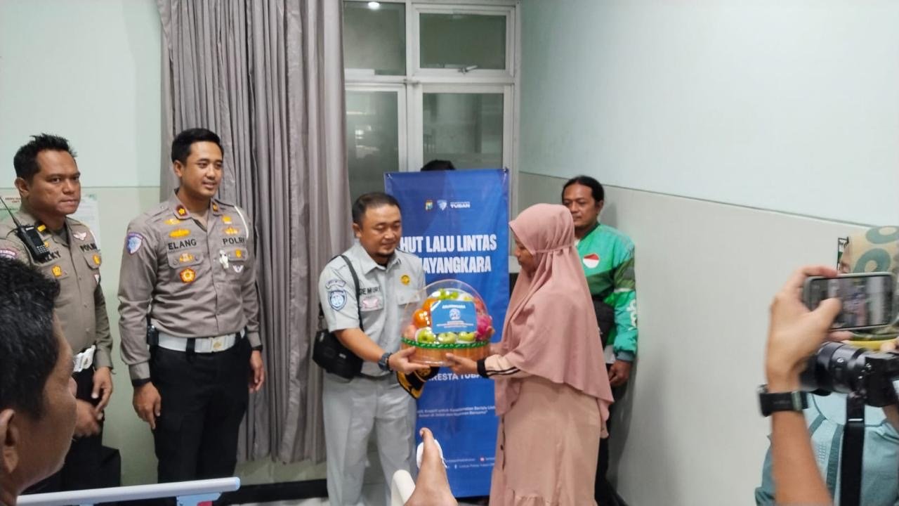 Jasa Raharja Tuban Kunjungi Korban Laka Lantas dalam Rangka HUT Lalu Lintas Bhayangkara