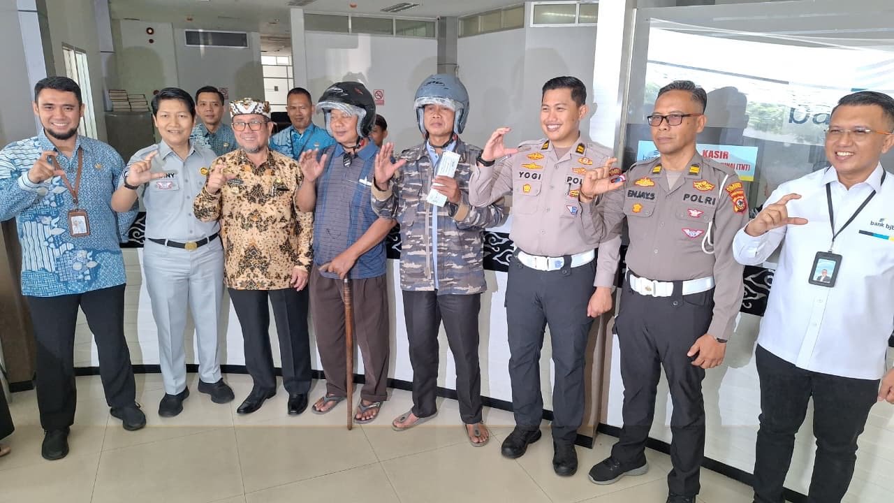Memperkuat Budaya Customer Centric, PT Jasa Raharja (Persero) Cirebon Peringati Hari Pelanggan Nasional dengan Berikan Helm kepada Wajib Pajak yang Patuh serta Glorifikasi Layanan Digital “Jasfren” di Samsat Kab Cirebon
