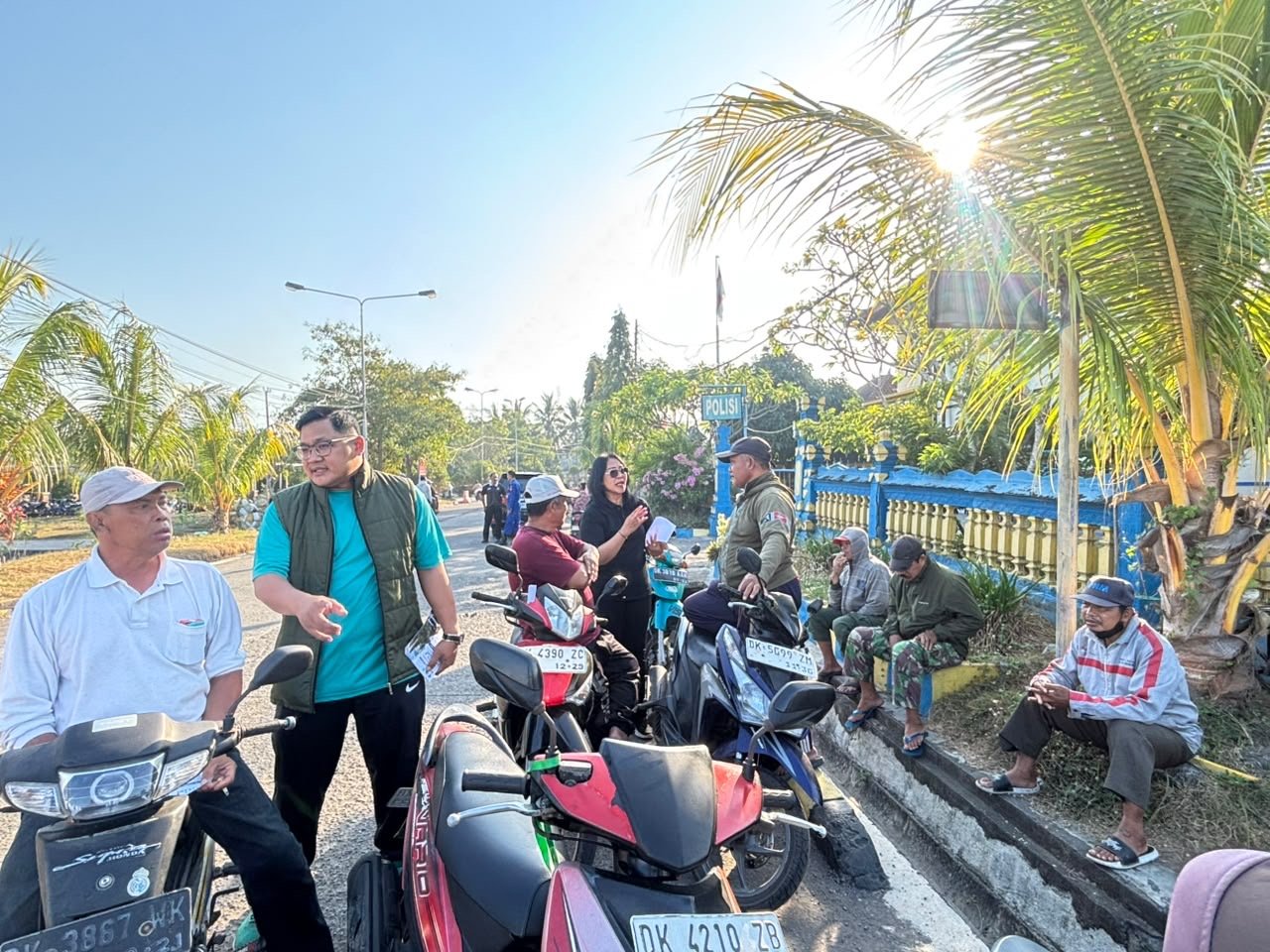 Turun ke Lapangan, UPT Samsat Jembrana Sosialisasi Pemutihan Pajak Menyapa Pedagang hingga Nelayan