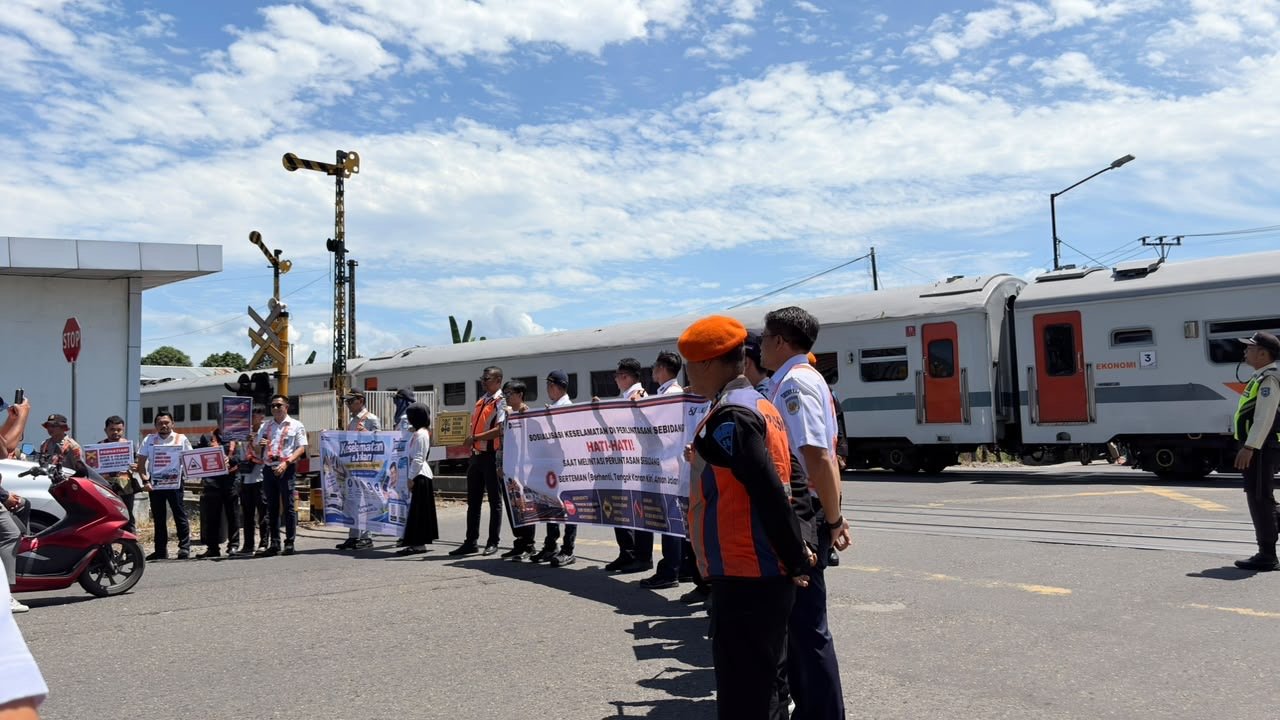 Jasa Raharja Sumbar Bersama Stakeholder Sosialisasikan Keselamatan Perjalanan Kereta Api di Padang
