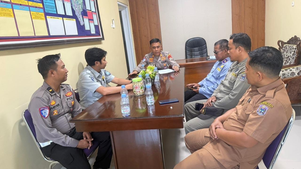 PT Jasa Raharja (PERSERO) Cabang Parepare Bersama Satlantas Polres Enrekang dan Stakeholder terkait Satukan Langkah Perkuat Keselamatan Berlalu Lintas melalui Forum Komunikasi Lalu Lintas di Kabupaten Enrekang
