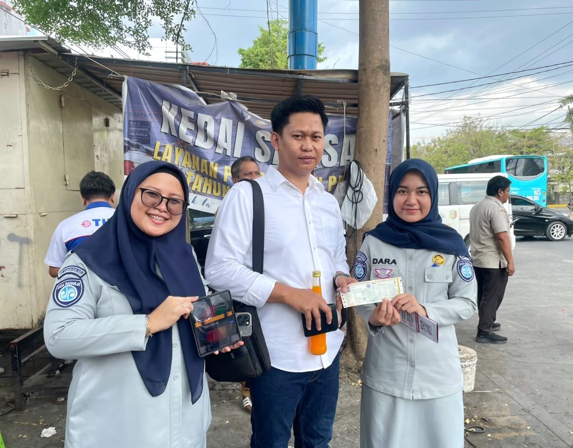 Gelar Penertiban di Jalan Boulevard, Jasa Raharja dan Samsat Makassar II Bagikan Sembako