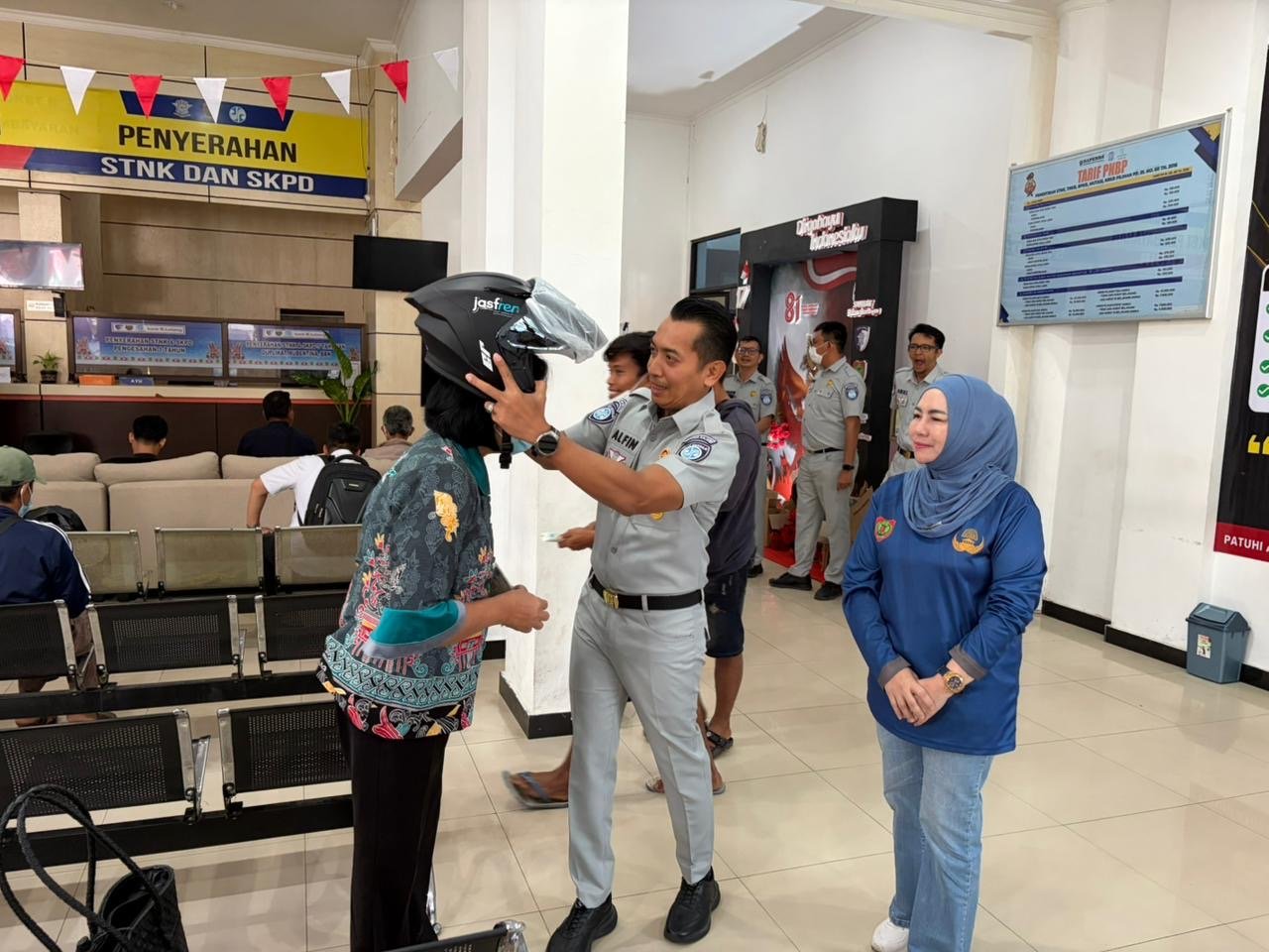 Hari Pelanggan Nasional, Jasa Raharja Kalteng Bagikan Helm dan Masker untuk Masyarakat