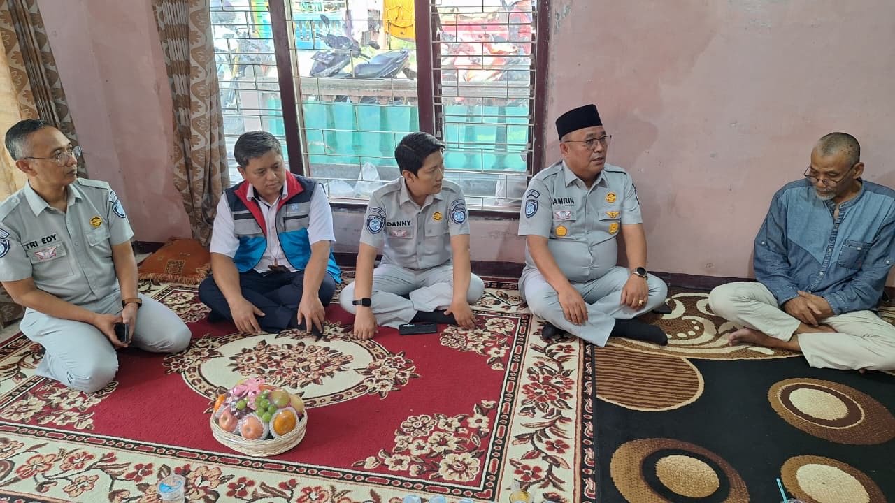 PT Jasa Raharja (Persero) Kanwil Utama Jawa Barat serahkan santunan korban Meninggal Dunia KM Virgo Transport 8 di Kabupaten Cirebon