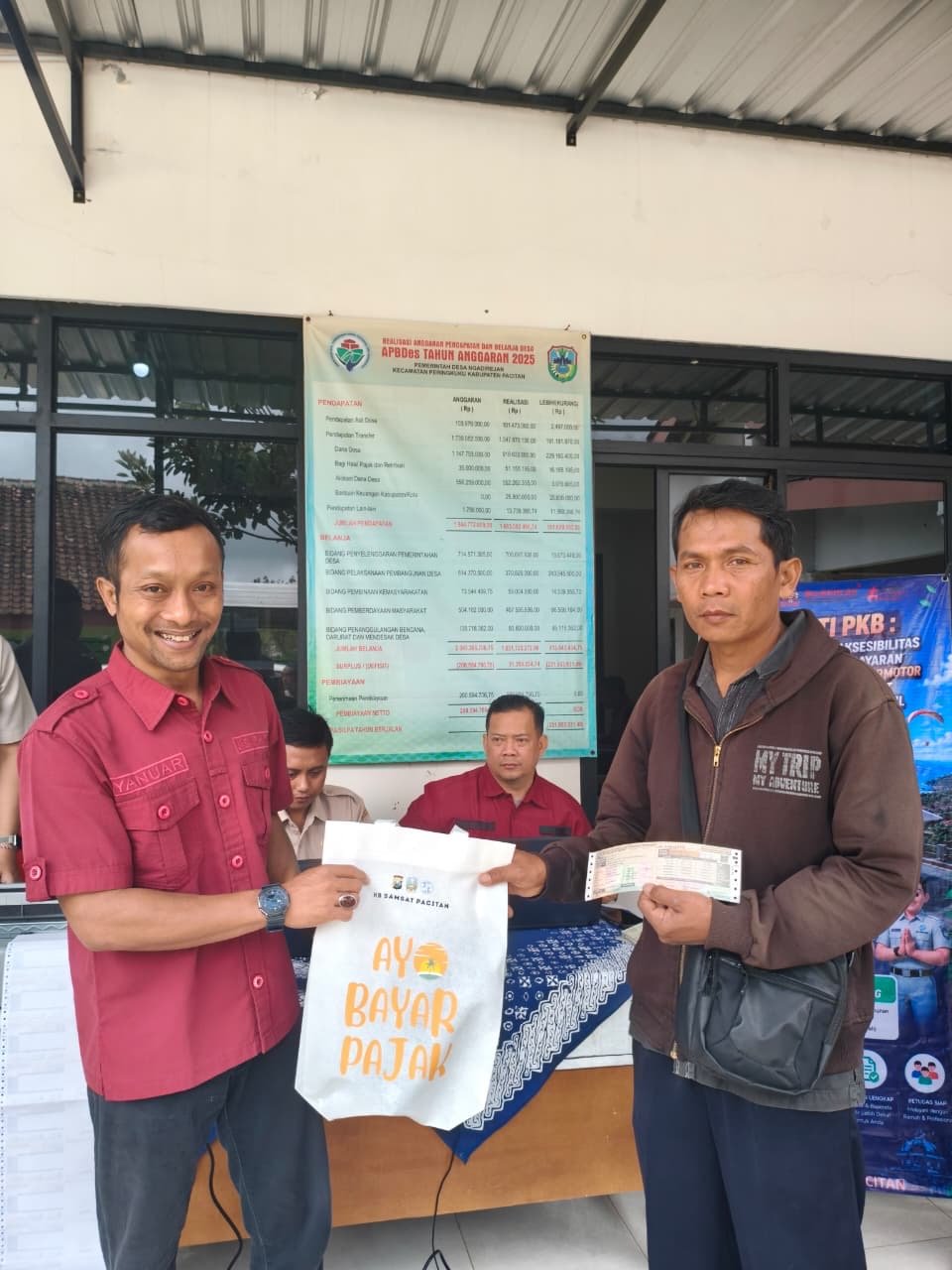 Layanan PASTI PKB Jasa Raharja Bersama Tim Pembina Samsat Pacitan Jemput Bola di Desa Ngadirejan