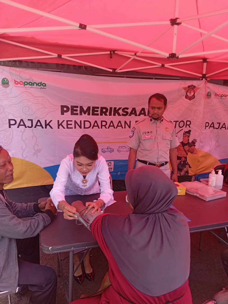 PT Jasa Raharja Cabang Tasikmalaya Berikan Pengobatan Gratis dan Souvenir bagi Wajib Pajak pada Operasi Gabungan di Bunderan Tarogong