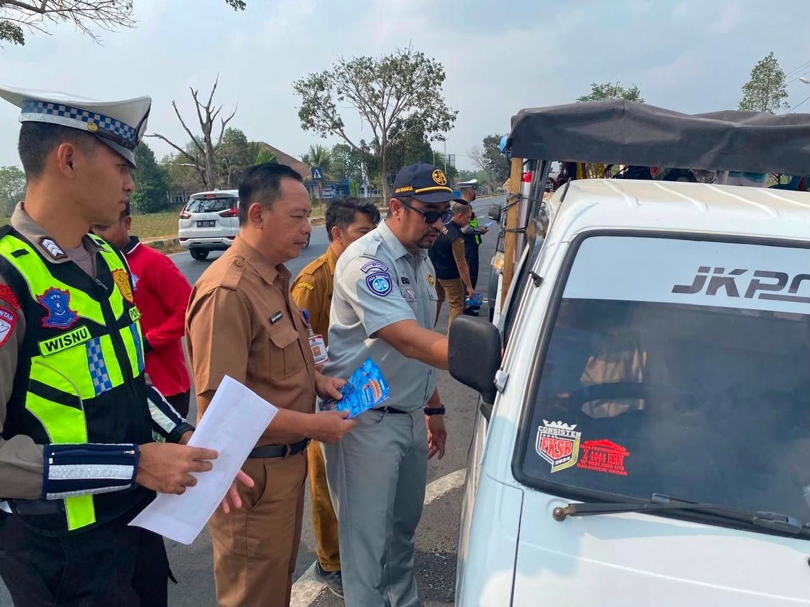 Sasar Pengendara di Depan Kantor Bupati, Samsat Sukadana Sosialisasikan Program Keringanan Pajak